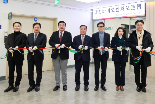 이석봉 대전시 경제과학부시장(왼쪽 다섯번째)과 주요 인사들이 26일 대전 유성구 '대전바이오벤처 오픈랩' 개소식에서 테이프 커팅을 하고 있다.  대전시 제공
